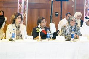 د موضي الحمود تتوسط د معصومة المبارك ود رولا دشتيمحمد ماهر