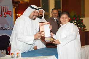 الشيخ طلال الفهد مكرما احد المتفوقين
