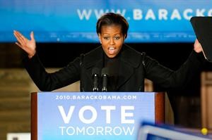 سيدة اميركا الاولي ميشيل اوباما خلال الحملة الانتخابية امس الاول لدعم الديموقراطيين عشية الانتخابات﻿