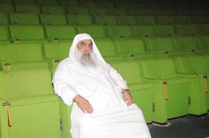 احد الحضور يتابع الندوة