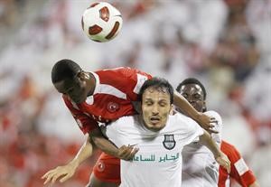 لاعب العربي موسى هارون في صراع على الكرة مع مدافع الاهلي مشعل العنزي رويترز
