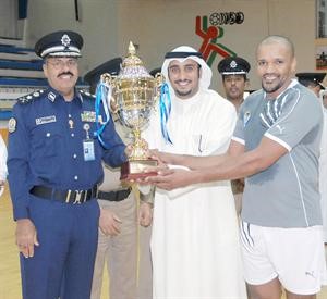 الفريق الشيخ احمد النواف يسلم الكاس الى ابراهيم صنقور﻿