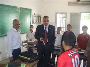 وزير التربية والتعليم المصري اثناء زيارته للمدرسة التي وقع فيها حادث الاعتداء﻿