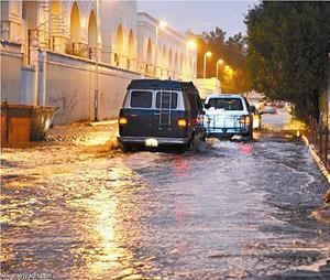 مياه الامطار غطت معظم الشوراع الرئيسية في مكة﻿