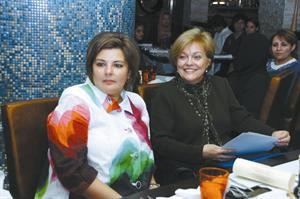 السفيرة الاميركية ديبورا جونز والنائبة داسيل العوضي خلال الحفل قاسم باشا
