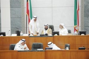 دعلي العمير في اول ترؤس له للجلسة امس وبجانبه عدنان عبدالصمد
