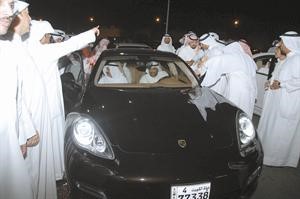 الشيخ احمد الفهد مغادرا احدى الديوانيات