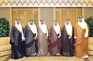السفير الشيخ حمد جابر العلي واعضاء السفارة خلال زيارة امير منطقة القصيم صاحب السمو الملكي الامير فيصل بن بندر بن عبدالعزيز﻿