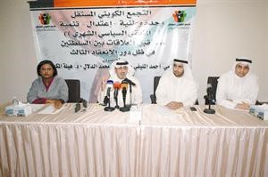 احمد المليفي ومحمد الدلال ودهيلة المكيمي خلال الندوة﻿