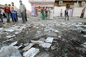 عراقيون يعاينون اثار التفجير في مدينة الصدر الذي اودى بحياة اكثر من 63 شخصا امس الاول	افپ﻿