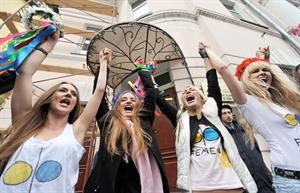 ناشطات اوكرانيات في مظاهرة احتجاجية امام السفارة الايرانية في كييف على عقوبة الاعدام في طهران امس	افپ﻿