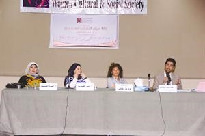 دعبدالعزيز اشكناني مع عريفة الندوة ودمنى المصيريع واميرة المشهود قاسم باشا