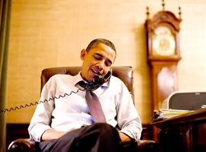 الرئيس الاميركي باراك اوباما يتلقى مكالمة هاتفية من النائب الجمهوري جون بوز اثر فوزه في الانتخابات 	رويترز﻿