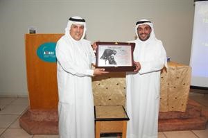 دعلي الشملان يتسلم درعا تذكاريةسعد هنداوي
