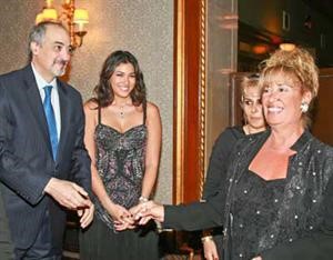 منى واصف سعيدة بتكريمها