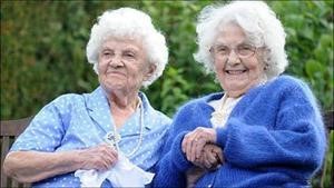أختان توأمتان في بريطانيا تحملان رسمياً لقب «أكبر توأم في العالم»