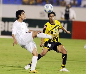 لاعب الاتحاد سلطان النمري في مواجهة احمد عطيف من الشباب في مباراة سابقة﻿