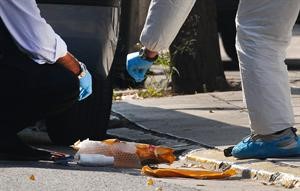 الشرطة اليونانية تجمع الادلة بعد تفجير احد الطرود المشبوهة الموجهة للسفارة الفرنسية امس رويترز