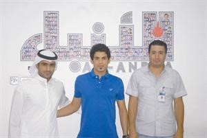 الظفيري يتوسط الزميلين احمد حسين ويحيى حميدان﻿