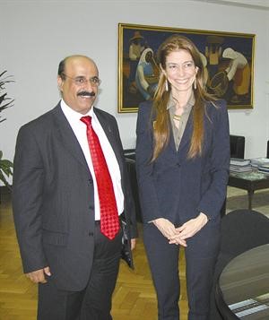السفير سعود الرومي مع وزيرة الصناعة الارجنتينية ديبورا جيورجي
﻿