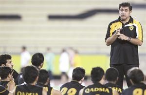 مدرب القادسية محمد ابراهيم يوجه لاعبيه قبل موقعة جابر امام الاتحاد السوري