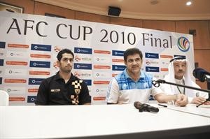 مدرب الاصفر محمد ابراهيم وصالح مهدي خلال المؤتمر الصحافي﻿﻿ هاني الشمري﻿