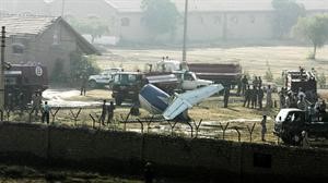 اجزاء من الطائرة التي تحطمت في باكستان