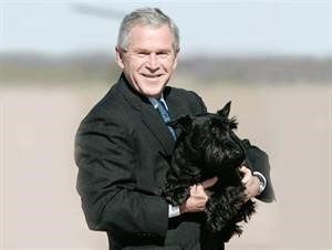 بوش محتضنا كلبه﻿