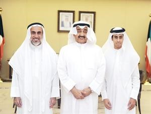 الرئيس الخرافي متوسطا المخترع عبدالرحمن الزنكي ووالده

