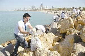 متطوعون خلال حملة التنظيف
