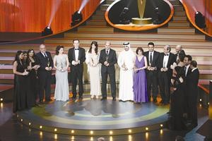 لقطة جماعية للفائزين بجوائز تكريم للعام 2010﻿