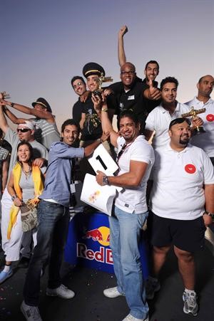 الفائزون مع المذيع مشعل الشايع واللاعب وليد علي﻿