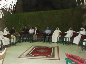 رواد ديوانية الهاجري يتبادلون هموم وشجون الجامعة﻿