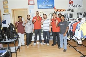 الخالد وابو العدل مع طاقم مركز النخيل للغطس
