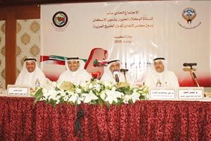 كرم ذيابمعلي الفوزان مع المشاركين خلال اللقاء
