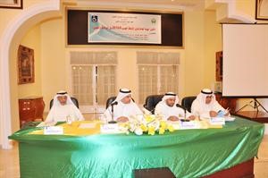 المتحدثون في ندوة الحرس على المنصة﻿