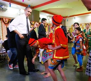 الرئيس باراك اوباما مشاركا في احتفالات مهرجان الانوار الهندوسي ديوالي رقصا مع اطفال احدى مدارس مومباي 				اپ﻿