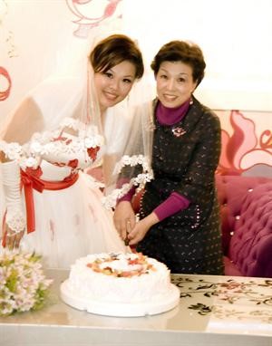 العروس التايوانية اثناء تقطيع التورتة احتفالا بزواجها من نفسها	افپ﻿
