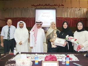 ادارة المدرسة تكرم المستشارة سعاد الفريح﻿