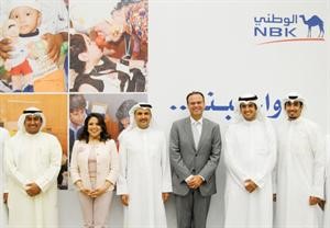 الادارة التنفيذية لبنك الكويت الوطني في صورة جماعية مع اعضاء الاتحاد الوطني لطلبة الكويت في اميركا