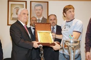 رئيس نادي الاتحاد محمد عفش يقدم درعا للسفير السوري﻿