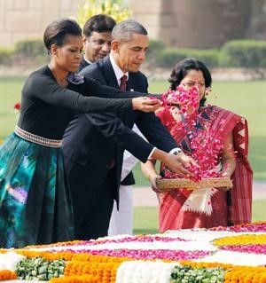 باراك وميشيل اوباما ينثران الزهور على النصب التذكاري للزعيم الهندي ماهاتيما غاندي امس 	افپ
﻿