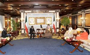 سمو رئيس الوزراء الشيخ ناصر المحمد مستقبلا وزير المواصلات في بنين بحضور دمحمد البصيري والشيخة اعتماد الخالد﻿