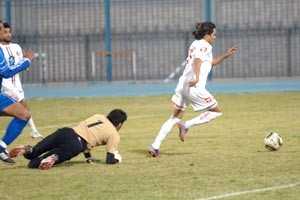 البرازيلي روجيريو في طريقه لاحراز هدف الكويت الوحيد في المباراة عادل يعقوب