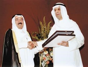 صاحب السمو الامير الشيخ صباح الاحمد مكرما الراحل محمد مساعد الصالح صورة ارشيفية
