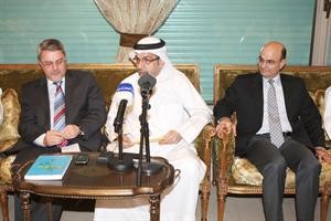 دشفيق الغبرا والسفير العراقي خلال اللقاء﻿