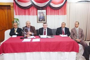 السفير صلاح الوسيمي ودمحمود ابوالعيون مع الحضور في اللقاء قاسم باشا
