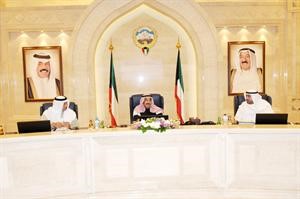سمو رئيس الوزراء الشيخ ناصر المحمد والشيخ جابر المبارك والشيخ احمد الفهد خلال الجلسة