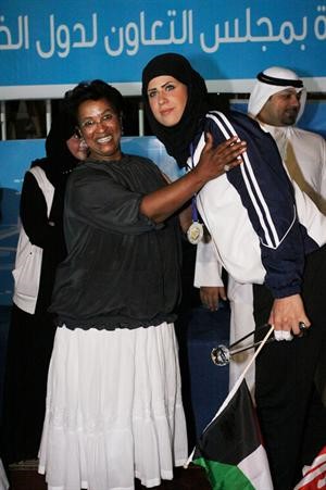 الشيخة نعيمة الاحمد تهنئ احدى اللاعبات﻿