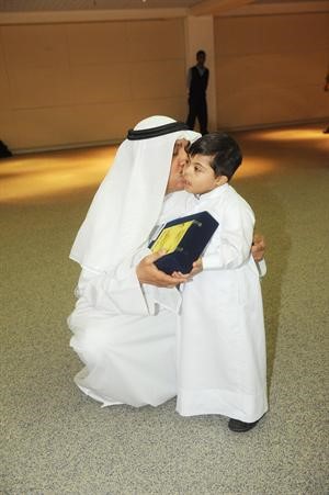 قبلة ابوية من مسلم البراك لاحد الاطفال
﻿